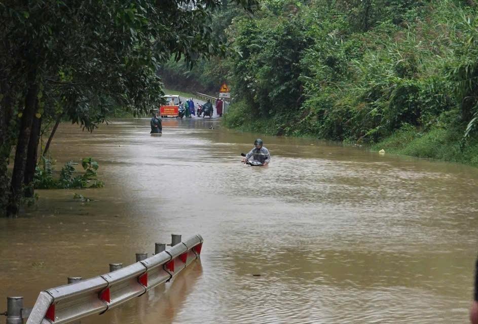 Quốc lộ 49 qua vùng A Lưới, đoạn Km 30+ 100 - Km 30+ 300 ngập rất sâu (Ảnh: HNN)