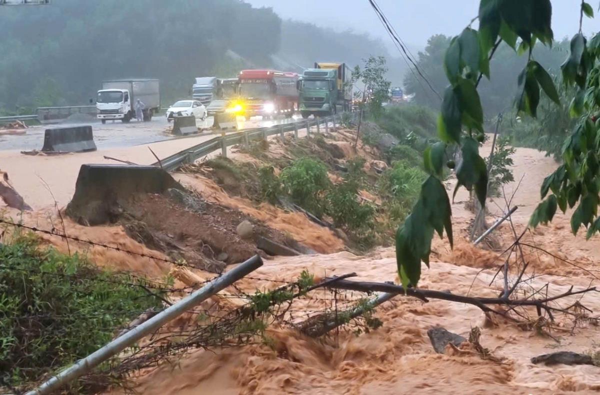 Nước lũ tràn qua cao tốc La Sơn - Tuý Loan