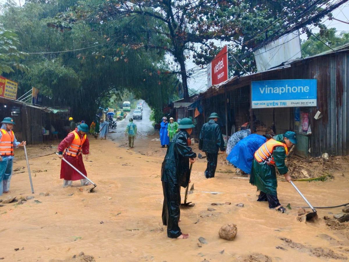 CBCS các đơn vị thuộc Quân khu 5 tìm kiếm người dân mất tích do mưa lũ tại Đà Nẵng