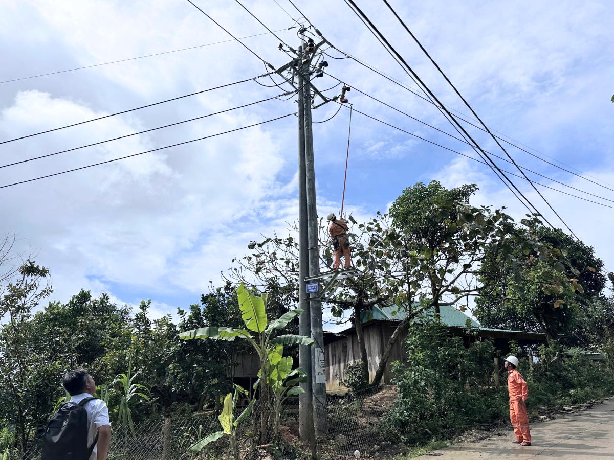 Công nhân điện lực nghiệm thu đóng điện công trình cấp điện khu tái định cư HJuh, xã Hùng Sơn.