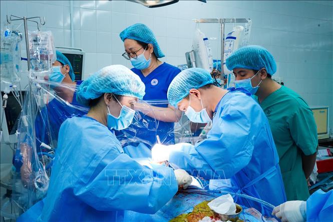 Các bác sĩ thực hiện ghép tim cho người bệnh tại Bệnh viện Thống Nhất TP Hồ Chí Minh.