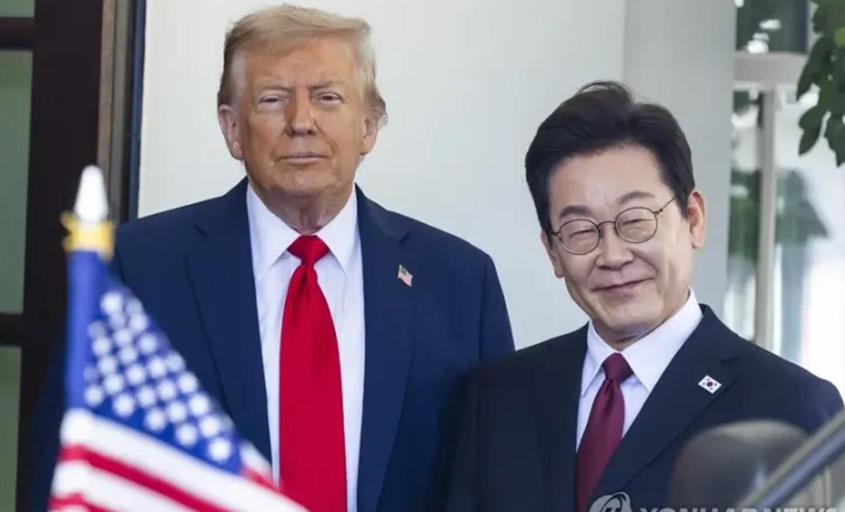 Tổng thống Mỹ Donald Trump (trái) và Tổng thống Hàn Quốc Lee Jae-myung tại Nhà Trắng ngày 25-8. (Ảnh: Yonhap)