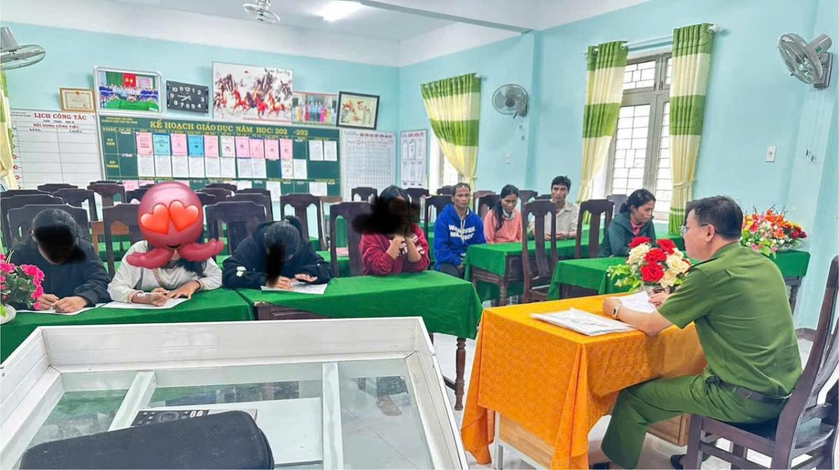 Em Đ.T.T. được lực lượng CSGT tiếp nhận, hỗ trợ đưa về nhà.