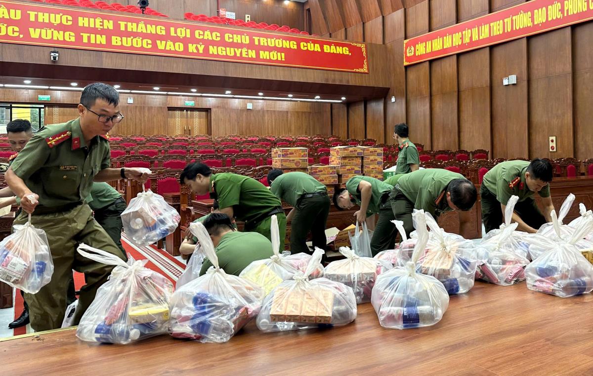 Đội Thanh niên xung kích luôn sẵn sàng để hỗ trợ nhân dân vùng ngập lụt trên địa bàn TP.