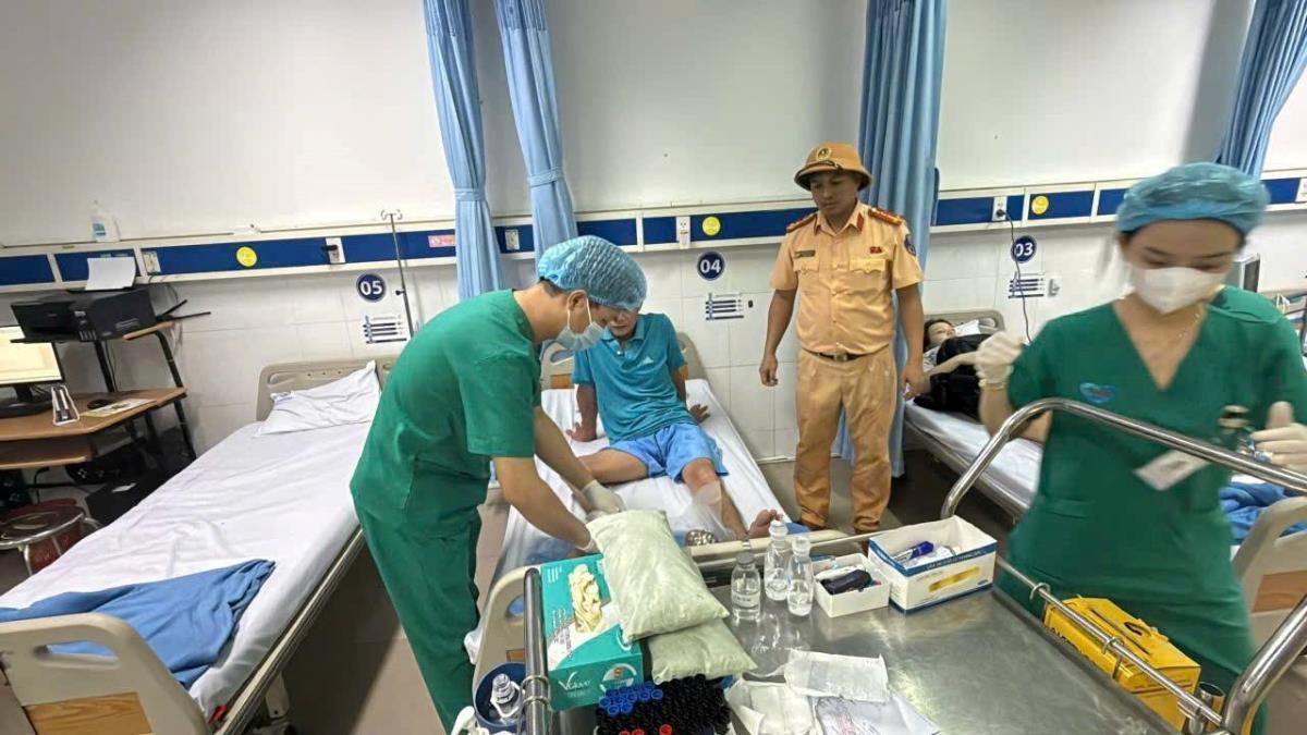 Lực lượng CSGT hỗ trợ người dân đau ốm tại phường Hội An Tây