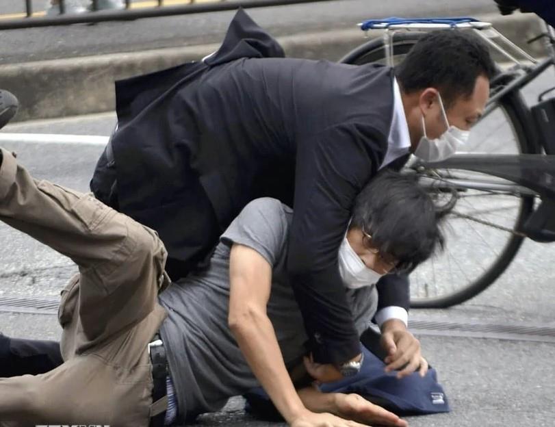 Nghi phạm tấn công cựu Thủ tướng Nhật Bản Abe Shinzo bị lực lượng an ninh bắt giữ tại hiện trường. Ảnh: AFP