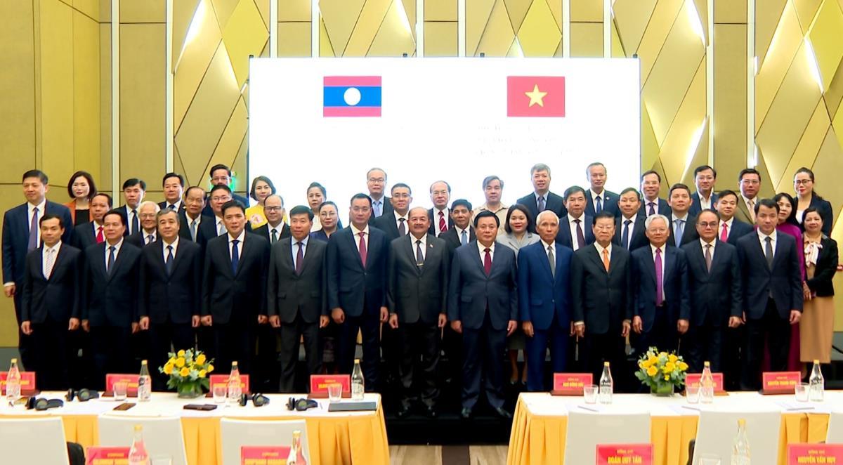 Các đại biểu tham dự hội thảo chụp ảnh lưu niệm.