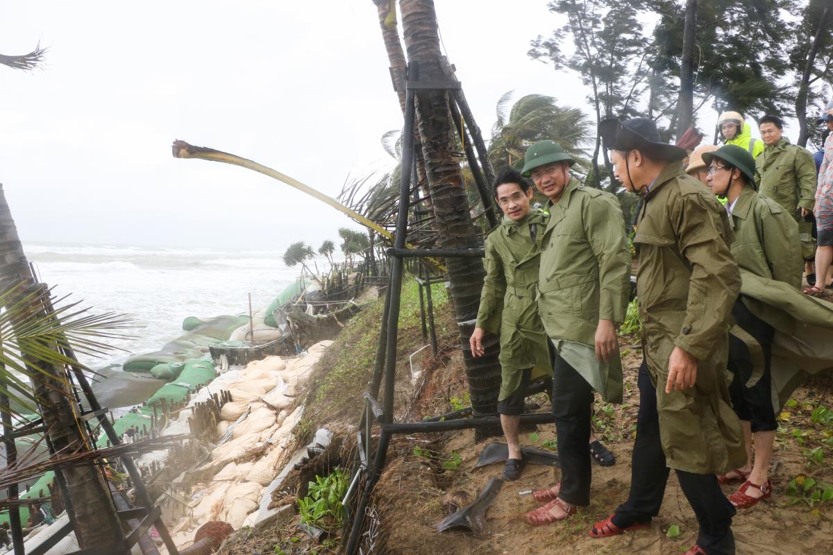 Chủ tịch UBND tỉnh Quảng Ngãi Nguyễn Hoàng Giang cùng đoàn công tác đã đi kiểm tra các vị trí sạt lở.