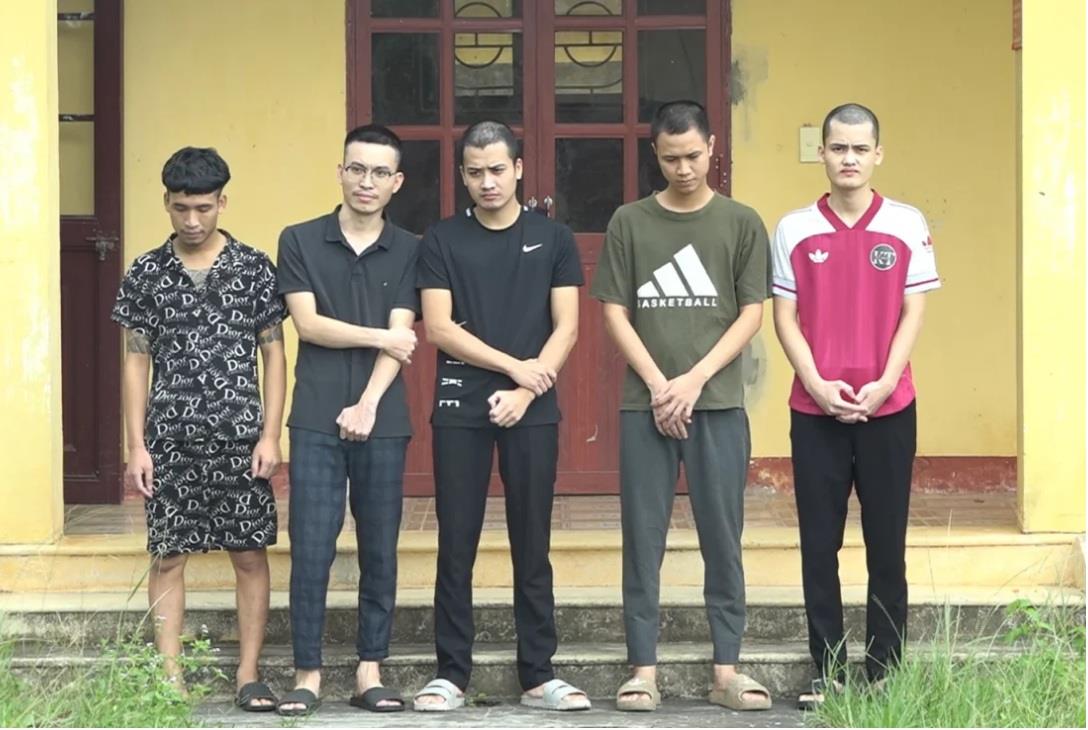 Các đối tượng trong đường dây sản xuất giấy tờ giả bị khởi tố, bắt giữ. Ảnh: Q.V