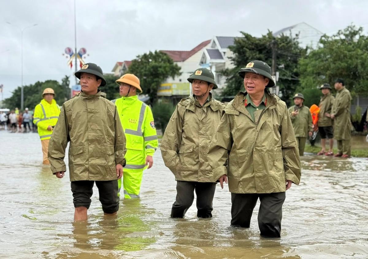 Công an xã Hòa Vang hỗ trợ gia đình có người thân mất đi an táng trong lũ