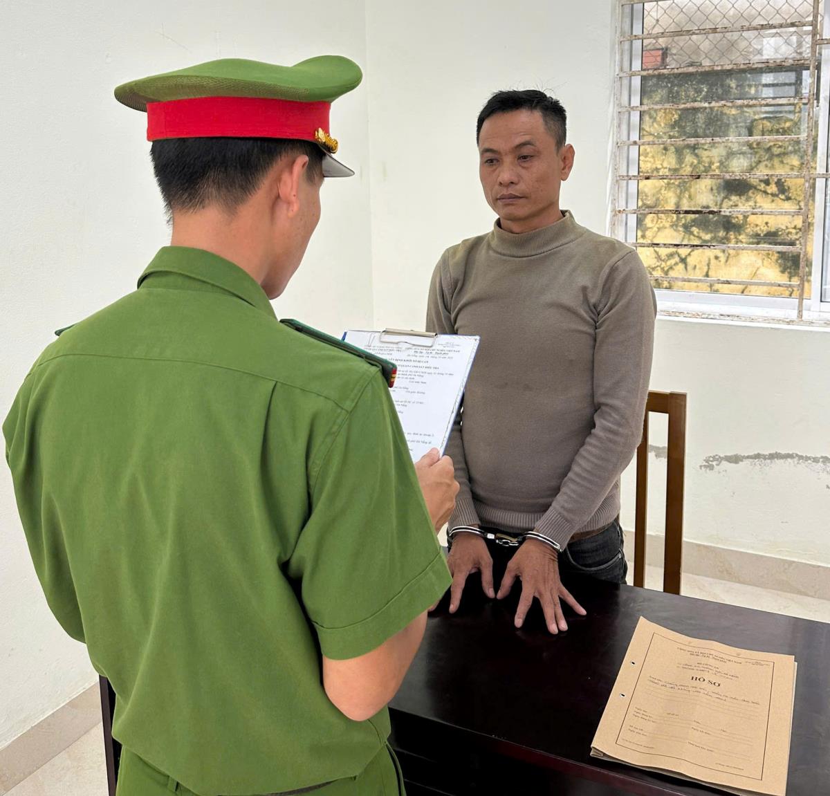 Tống đạt quyết định khởi tố bị can đối với Đỗ Chát