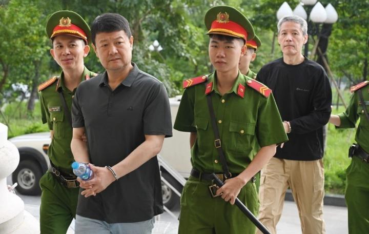 Các bị cáo trong vụ án bị dẫn giải đến phiên tòa xét xử sáng 28-10.