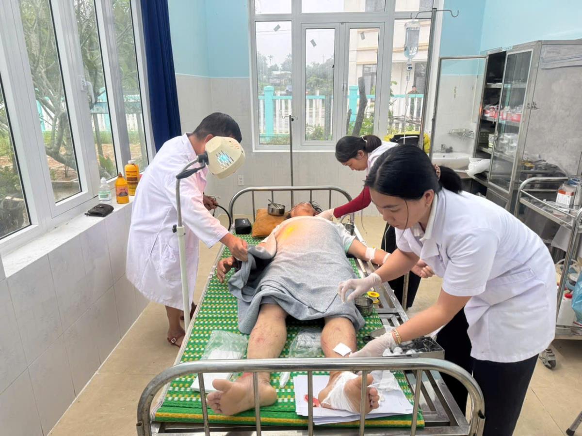 Tài xế trí được đưa đến Trạm y tế xã để sơ cứu.