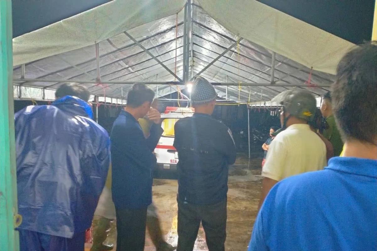 Chính quyền địa phương hỗ trợ tổ chức lễ tang cho chị huệ tại nhà văn hóa thôn.