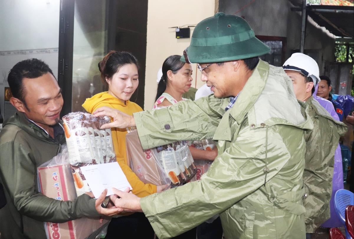 Phó Bí thư Thành ủy Ngô Xuân Thắng trao quà hỗ trợ và động viên 7 hộ dân tổ dân phố Tà Lang (phường Hải Vân). Ảnh: ĐNO