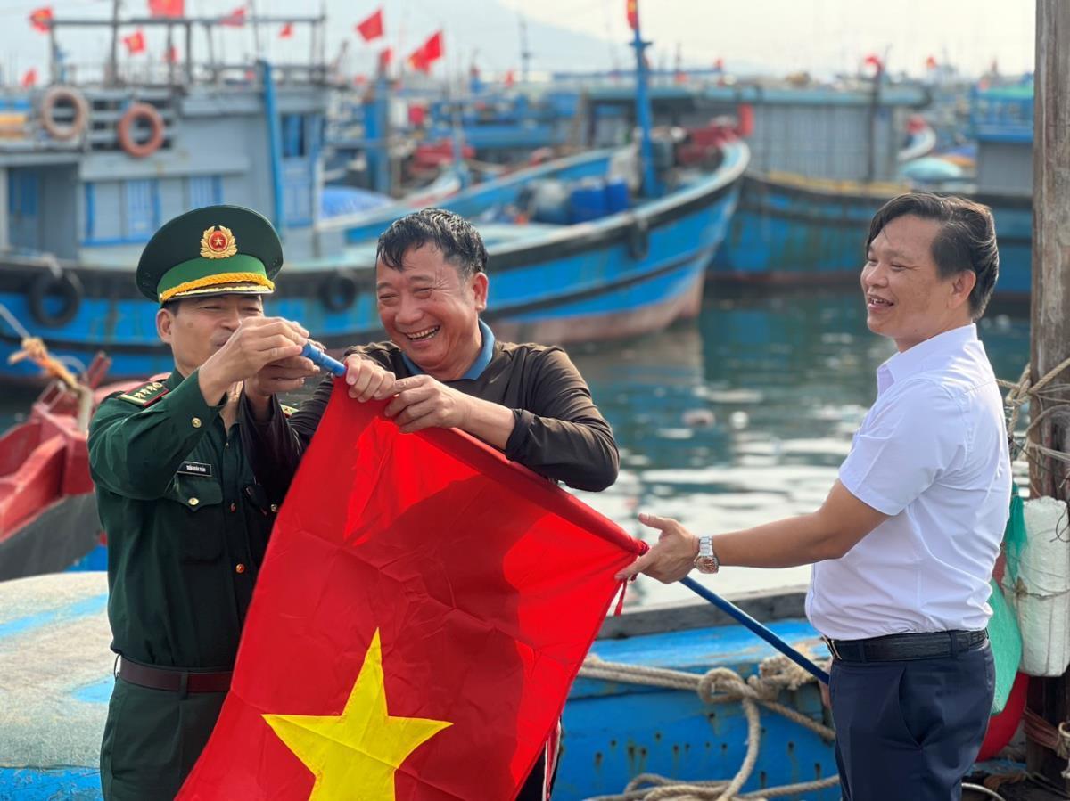 Ngư dân Nguyễn Văn Tiếng tự tin vươn khơi khi tham gia tổ đội đánh bắt xa bờ Tiến Lên.