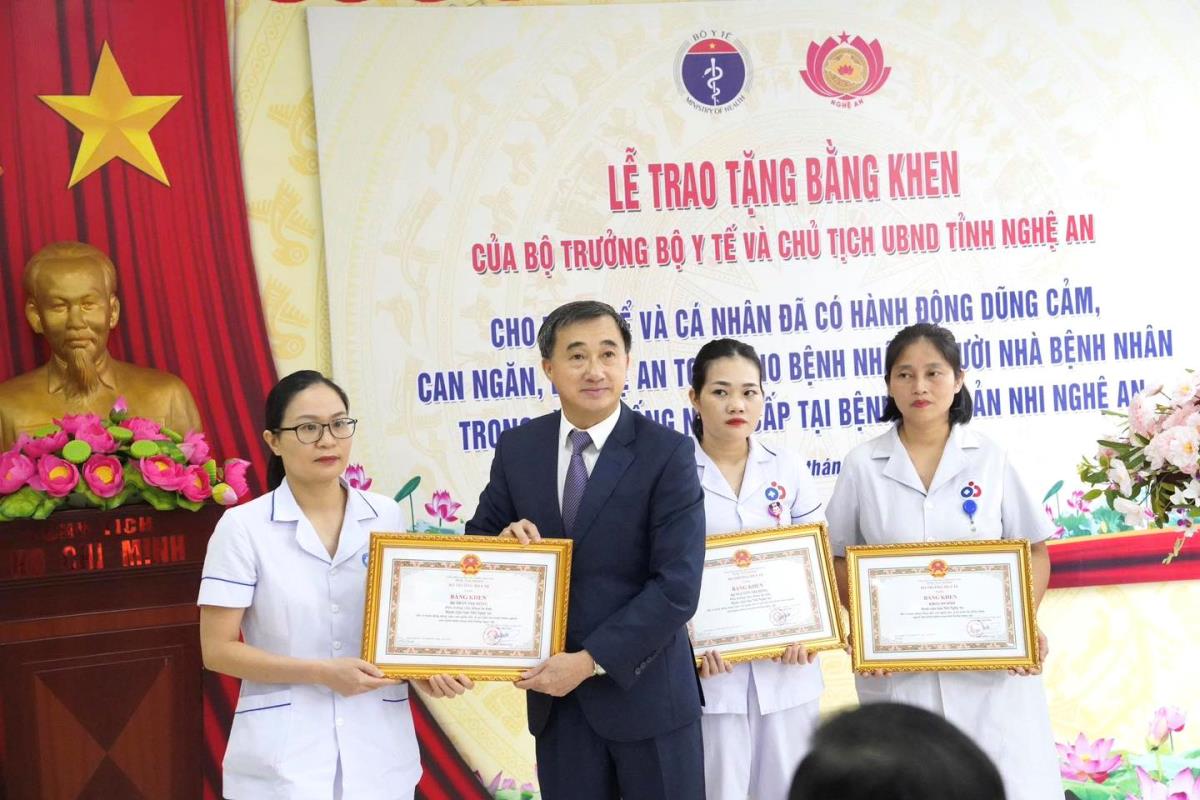 Thăm hỏi, trao Bằng khen cho điều dưỡng Nguyễn Thùy Trang – người bị thương nặng nhất.