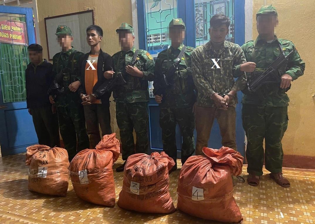 Hai đối tượng người Lào (dấu X) vận chuyển trái phép thuốc nổ bị bắt giữ.