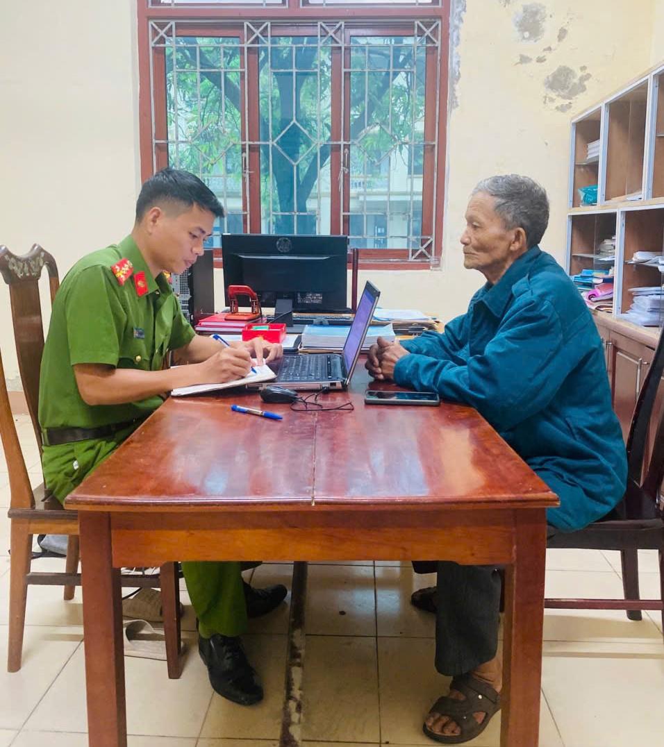 Công an xã Lộc Hà tiếp nhận thông tin vụ việc từ ông Thắng.