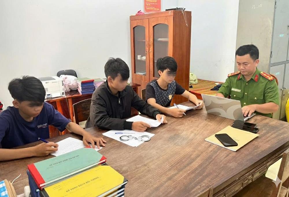 Công an phường Hàm Thắng với 3 học sinh có hành vi “xin đểu” bạn cùng trường.