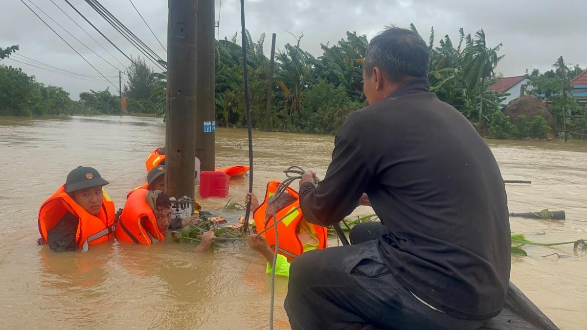 Hai phóng viên Thanh Nhất và Tấn Châu được lực lượng chức năng và người dân kịp thời ứng cứu.
