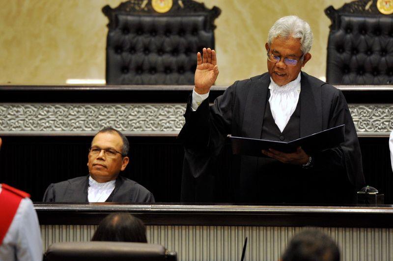 Ông Raus Sharif (trái) có thể phải "quân pháp bất vị thân".