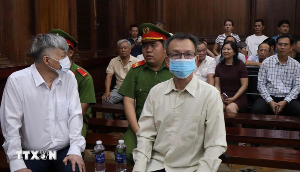 Hai bị cáo: Nguyễn Công Khế (trái) và Nguyễn Quang Thông tại phiên tòa ngày 29-10. Ảnh: Linh Sơn/TTXVN