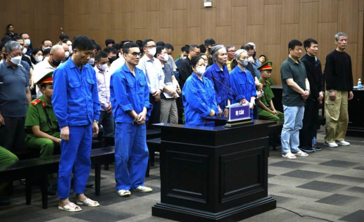 Hồ Đại Dũng (cựu Phó Chủ tịch UBND tỉnh Phú Thọ - ảnh trái) và Ngô Ngọc Đức (cựu Bí thư Thành ủy TP Hòa Bình, tỉnh Hòa Bình cũ) là 2 trong số 136 bị cáo bị xét xử về tội “Đánh bạc”.