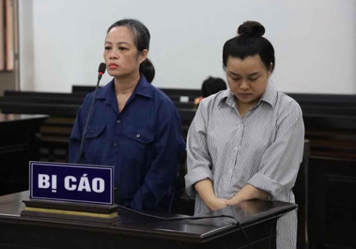 Hai bị cáo: Thu Thảo và Thanh Nhi tại phiên tòa.