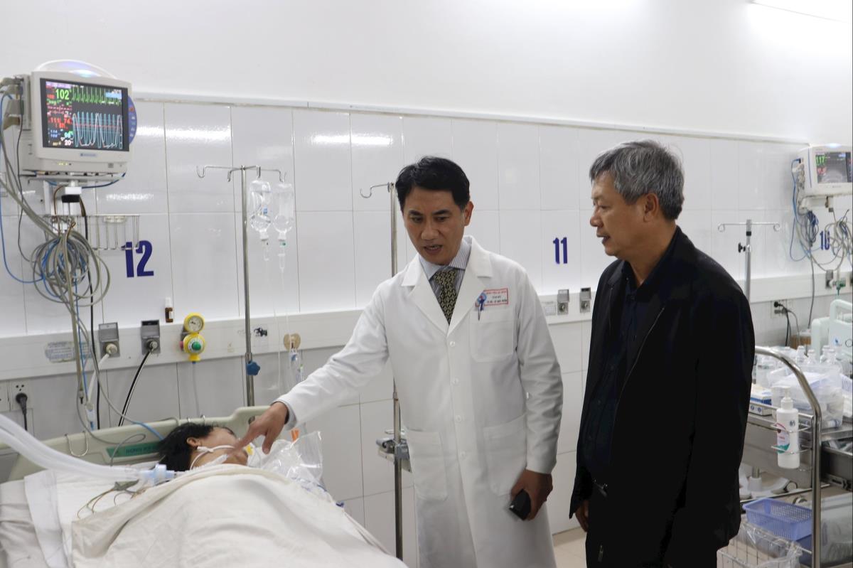 Công an và lực lượng chức năng địa phương đưa các nạn nhân đi cấp cứu ngay sau khi phát hiện.