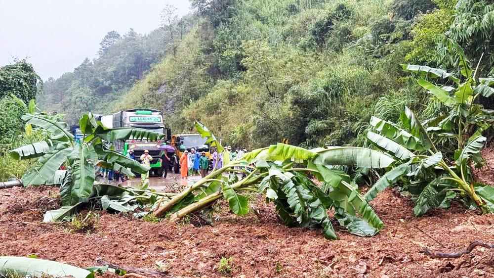 Lực lượng CSGT CATP Đà Nẵng túc trực 24/24 giờ để hướng dẫn giao thông, ngăn không cho người và phương tiện
đi vào đoạn QL1A bị ngập lụt, giao thông ách tắc.