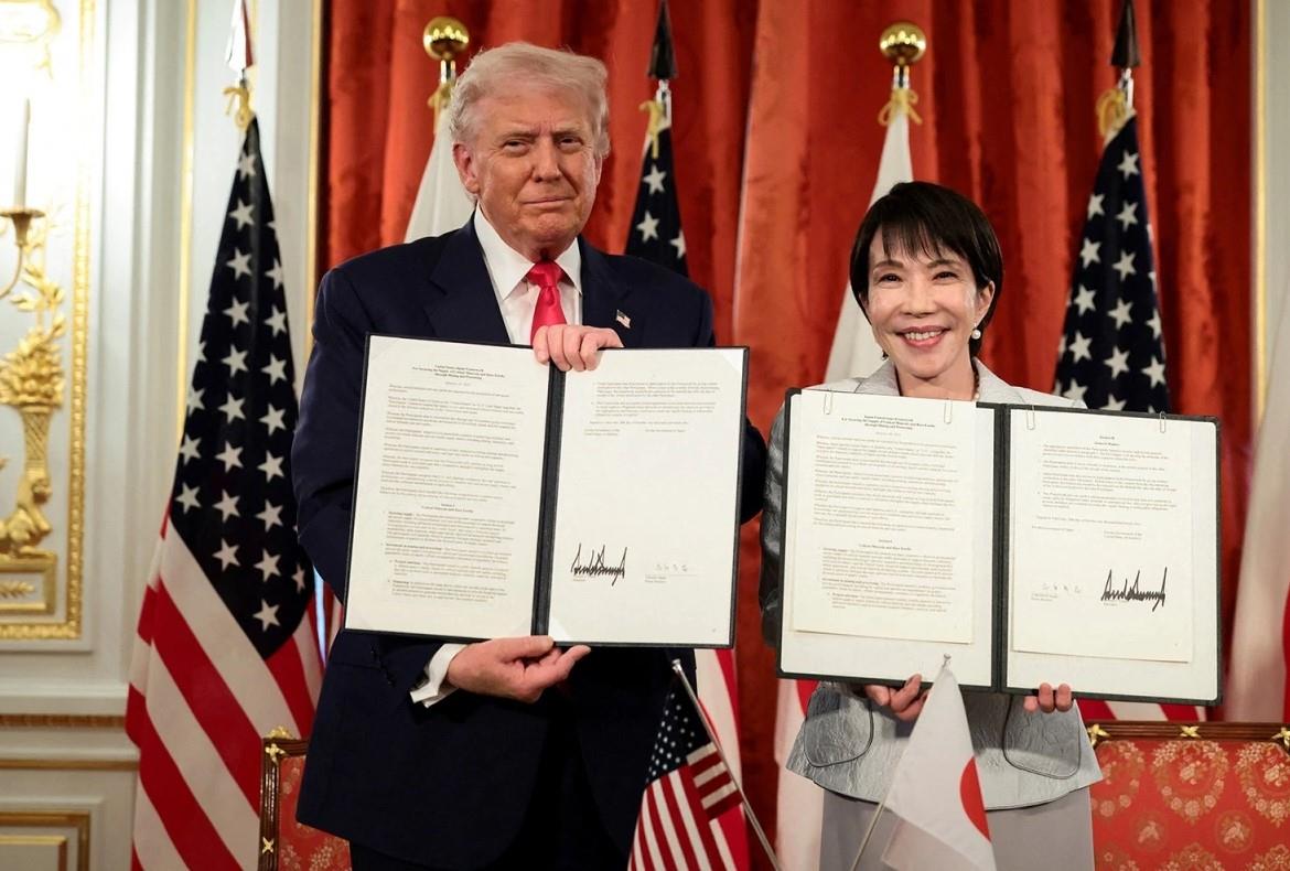 Tổng thống Mỹ Donald Trump và Thủ tướng Nhật Bản Sanae Takaichi ký văn kiện về đảm bảo nguồn cung khoáng sản quan trọng và đất hiếm, trong cuộc họp song phương tại Tokyo, Nhật Bản, ngày 28-10. Ảnh: Reuters