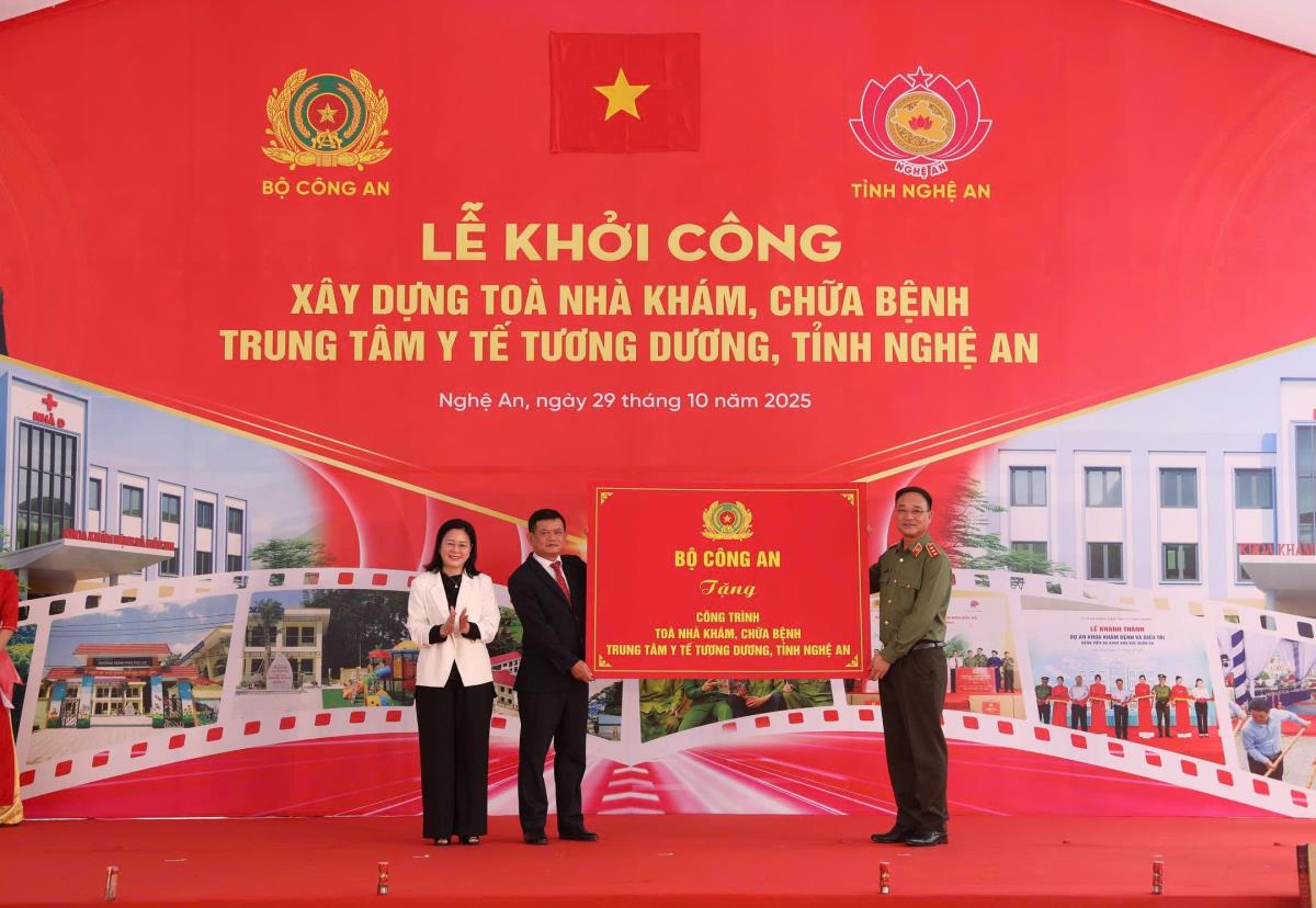 Thứ trưởng Bộ Công an Phạm Thế Tùng và lãnh đạo tỉnh Nghệ An trao tặng quà cho các hộ dân của xã Tương Dương.