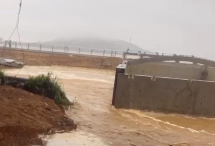 Lực lượng chức năng dùng bao cát và tấm sắt bịt miệng cống ngăn dòng nước tràn ngược vào trung tâm thành phố