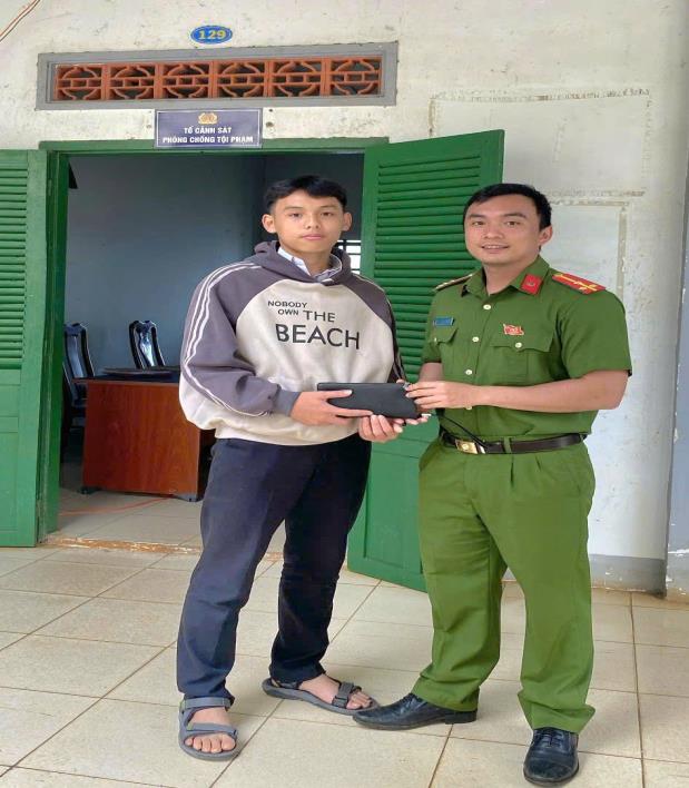 Công an xã Đức Lập trao trả lại chiếc ví bị đánh rơi cho anh Nguyễn Minh Đức