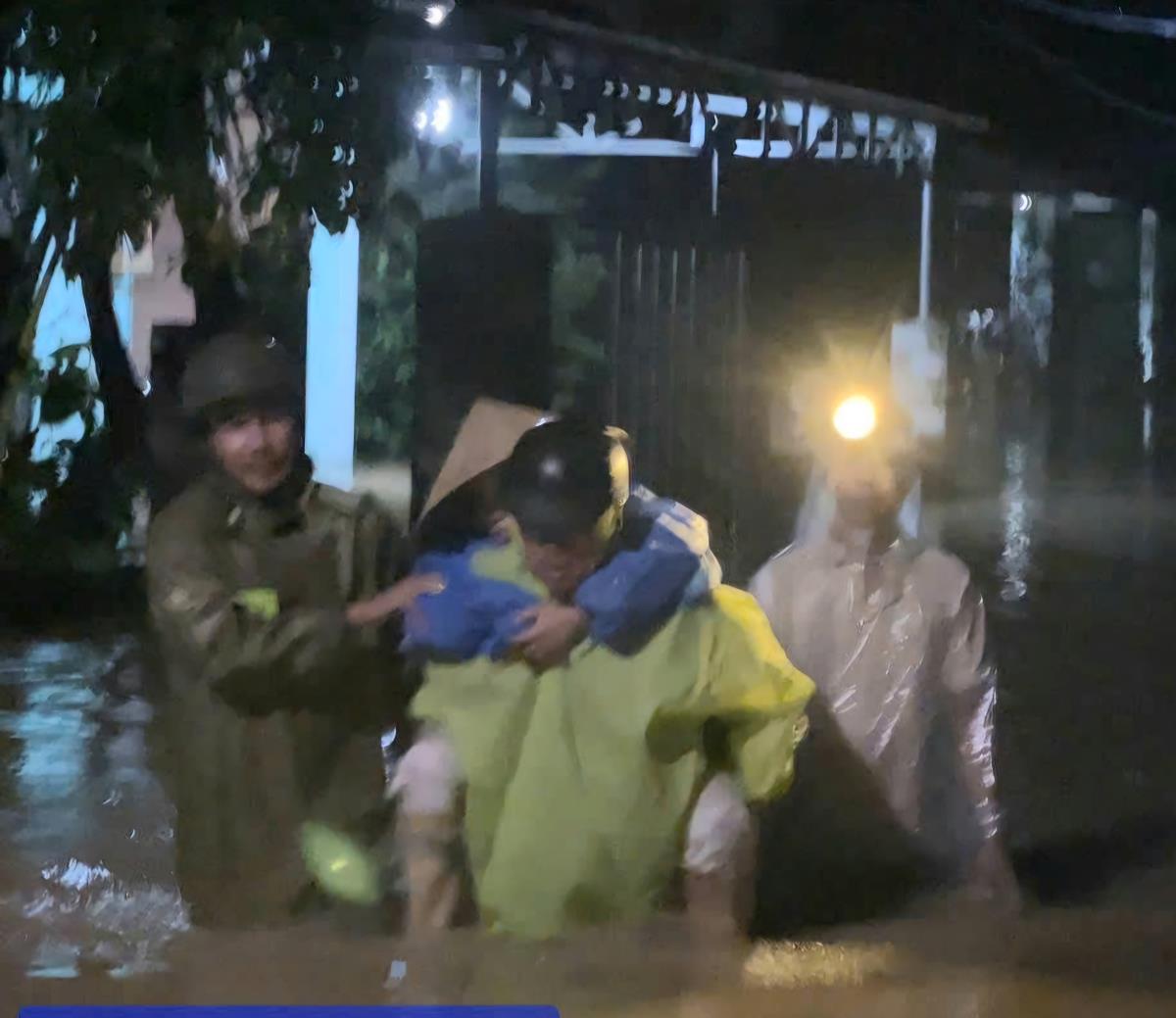 Công an xã Hòa Tiến đưa người dân đi cấp cứu trong mưa lũ