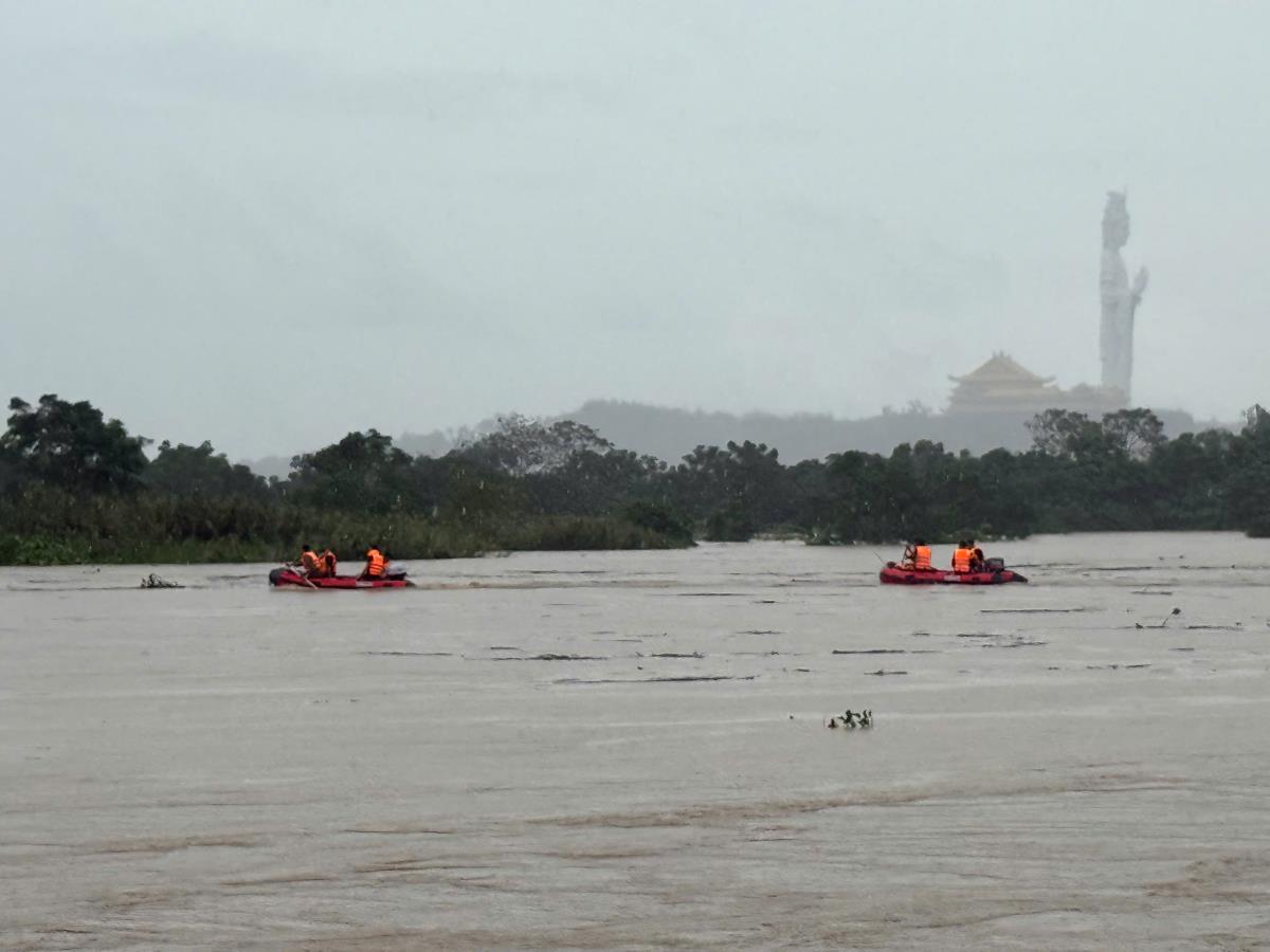 Lực lượng Cảnh sát PCCC&CNCH Công an tỉnh Quảng Ngãi tiếp cận đưa người dân mắc kẹt trên sông Trà Khúc vào bờ.