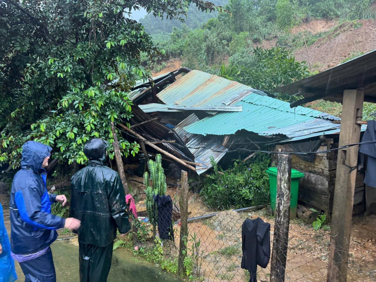 Người dân xã Trà Leng được di dời, ở tạm nơi cao ráo.