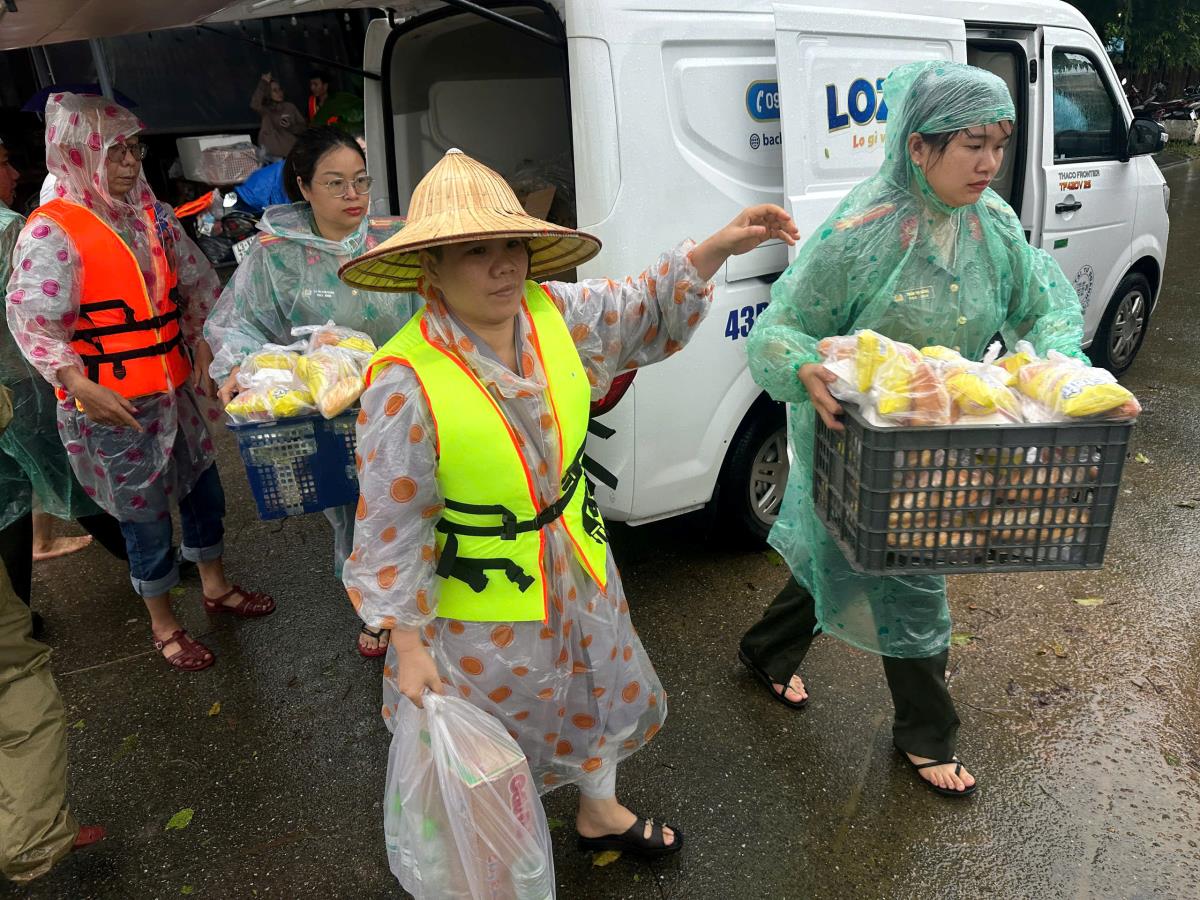 Do một số nơi nước chảy siết, khó tiếp cận, đoàn công tác bàn giao quà hỗ trợ cho Công an địa phương chuyển đến tận tay người dân vùng cô lập