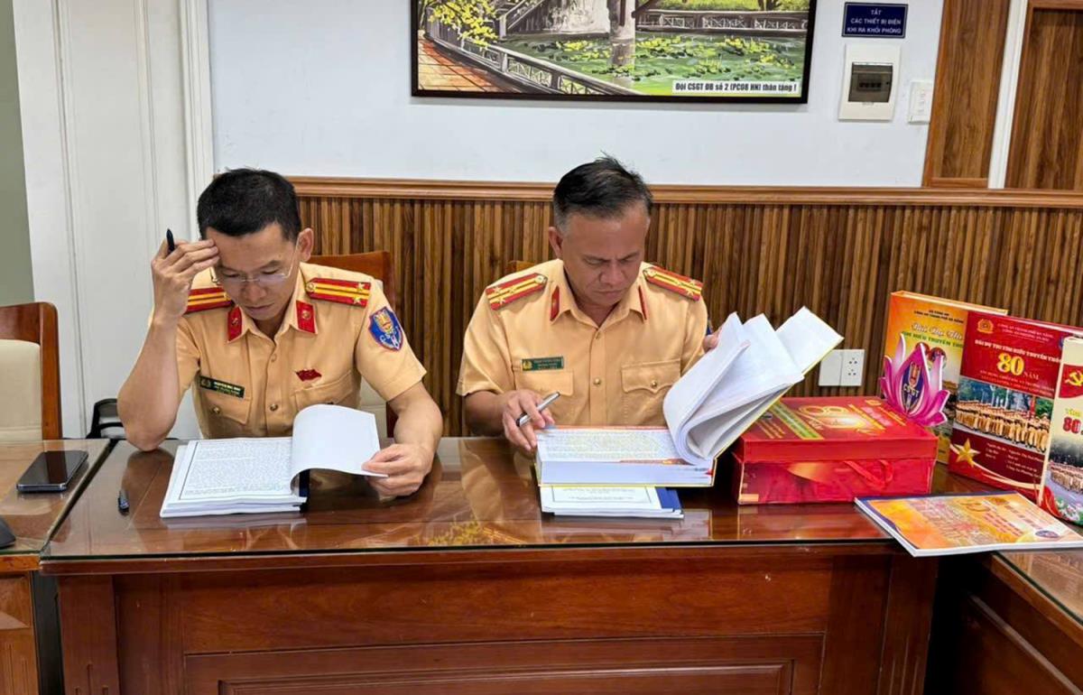 Lãnh đạo Phòng CSGT tham gia chấm chọn tác phẩm dự thi.