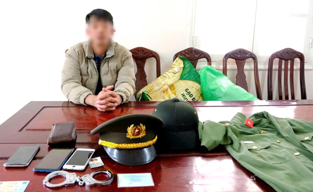 Tại cơ quan công an, thanh niên H.L.C. khai mua trang phục công an, mũ kêpi, còng số 8... qua mạng - Ảnh: PHẠM NGÂN