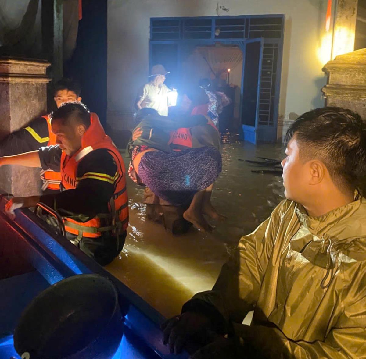 Lực lượng chức năng xã Hòa Vang ứng cứu, đảm bảo an toàn về người và tài sản cho nhân dân trong vùng ngập lụt.