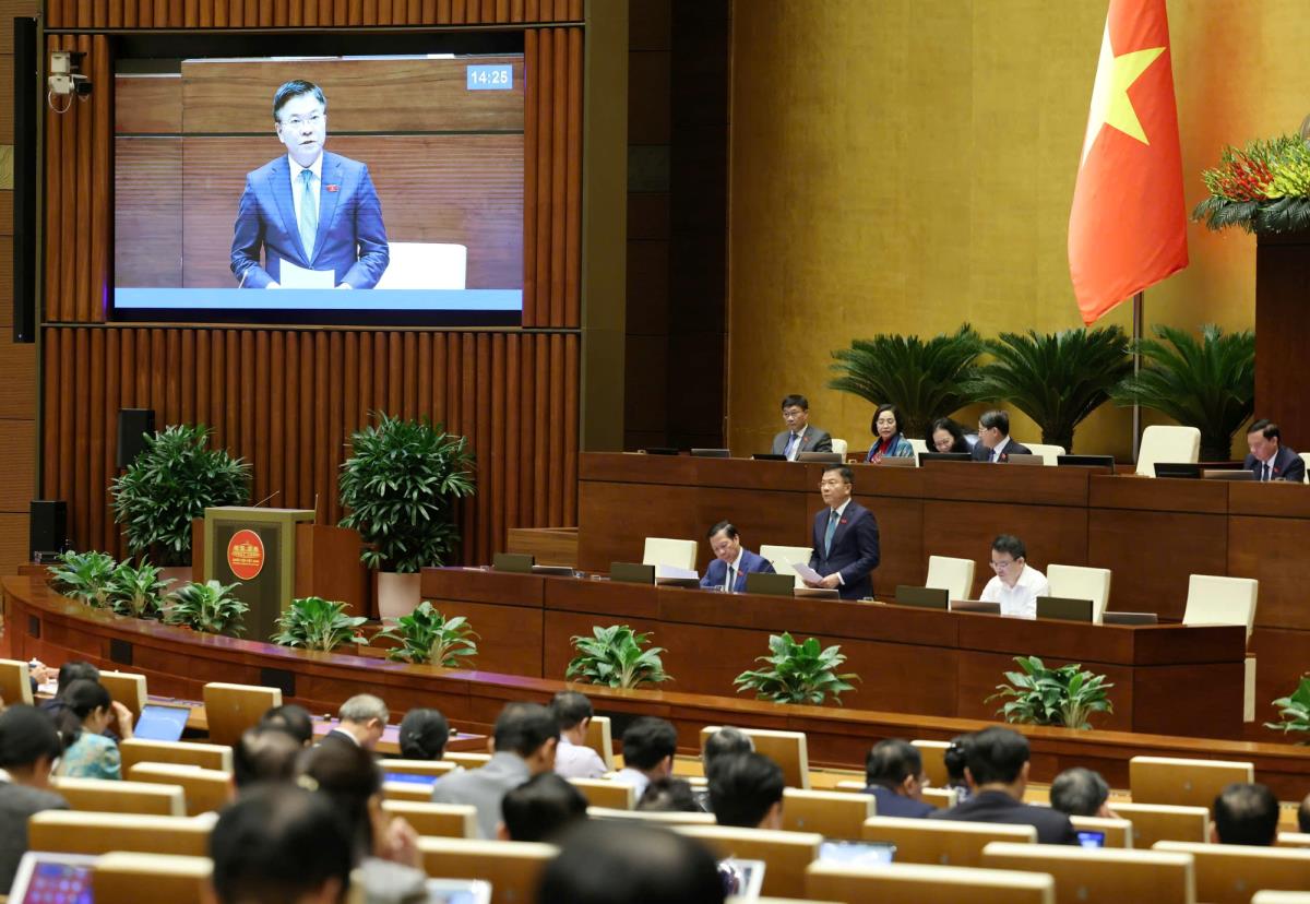 Phó Thủ tướng Lê Thành Long cho biết, giải ngân vốn đầu tư công từ đầu năm đến hết ngày 23-10-2025 là 465 nghìn tỷ đồng.