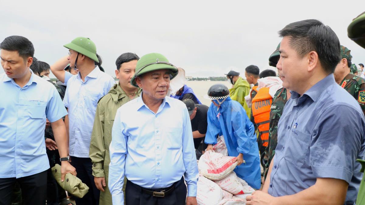 Phó Thủ tướng Hồ Quốc Dũng ân cần hỏi thăm người dân vùng lũ.