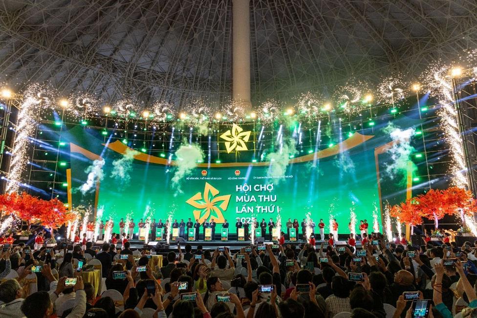 Khách hàng háo hức trải nghiệm khu vực Amazon