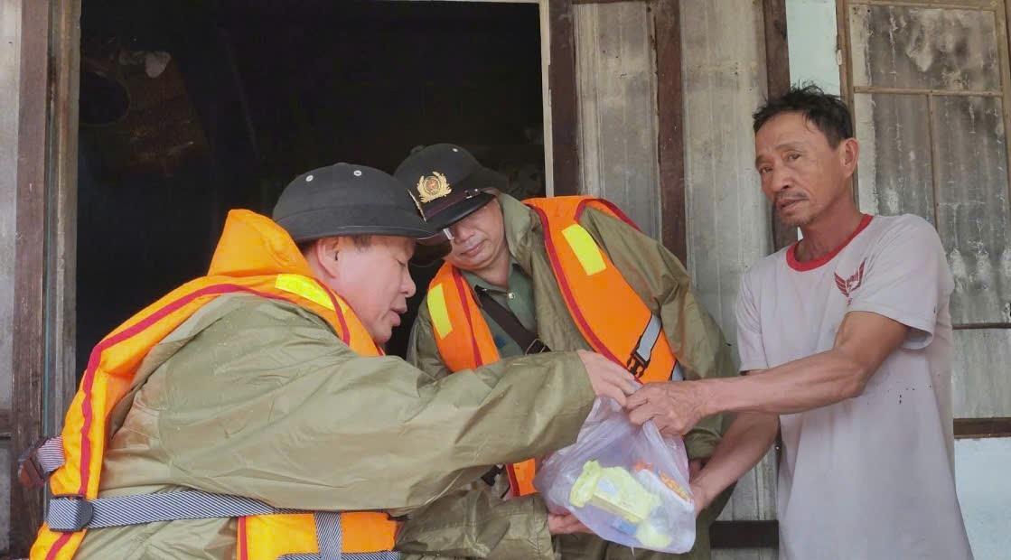 Công an xã Thượng Đức giải cứu người dân bị mắc kẹt trong lũ.