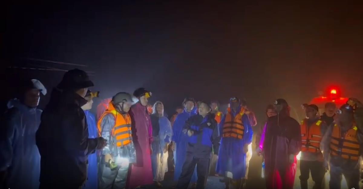 Đại diện lãnh đạo xã Trà Tân thăm hỏi người bị nạn và thân nhân đồng thời trao quà động viên với mỗi suất quà trị giá 1 triệu đồng.