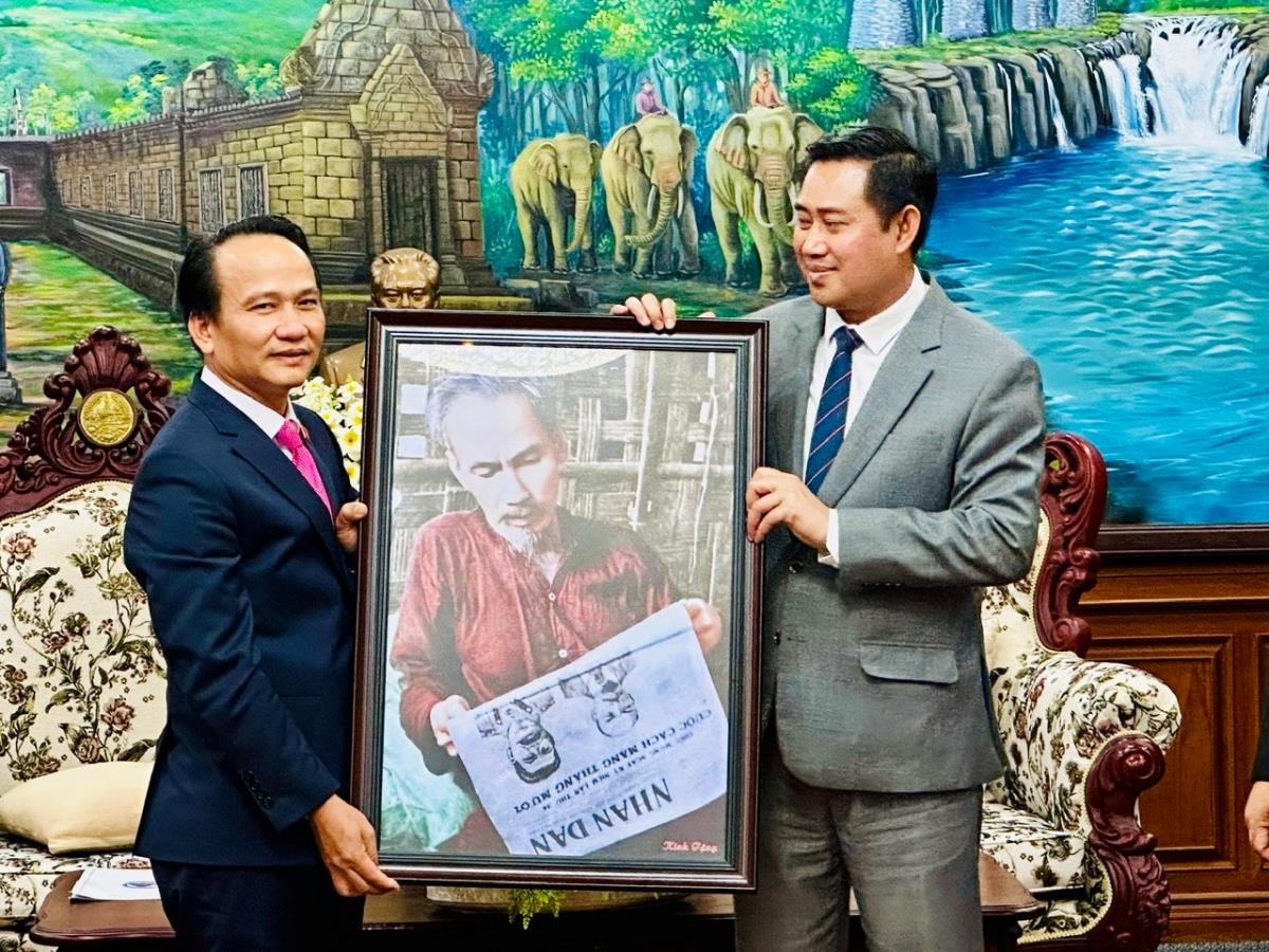 Báo Dân Xã Bí thư Tỉnh ủy Champasak Alounxay Sounnalath (bên phải) tặng quà lưu niệm cho Phó Bí thư Thường trực Thành ủy Đà Nẵng Nguyễn Đình Vĩnh. Ảnh: XUÂN HIẾU