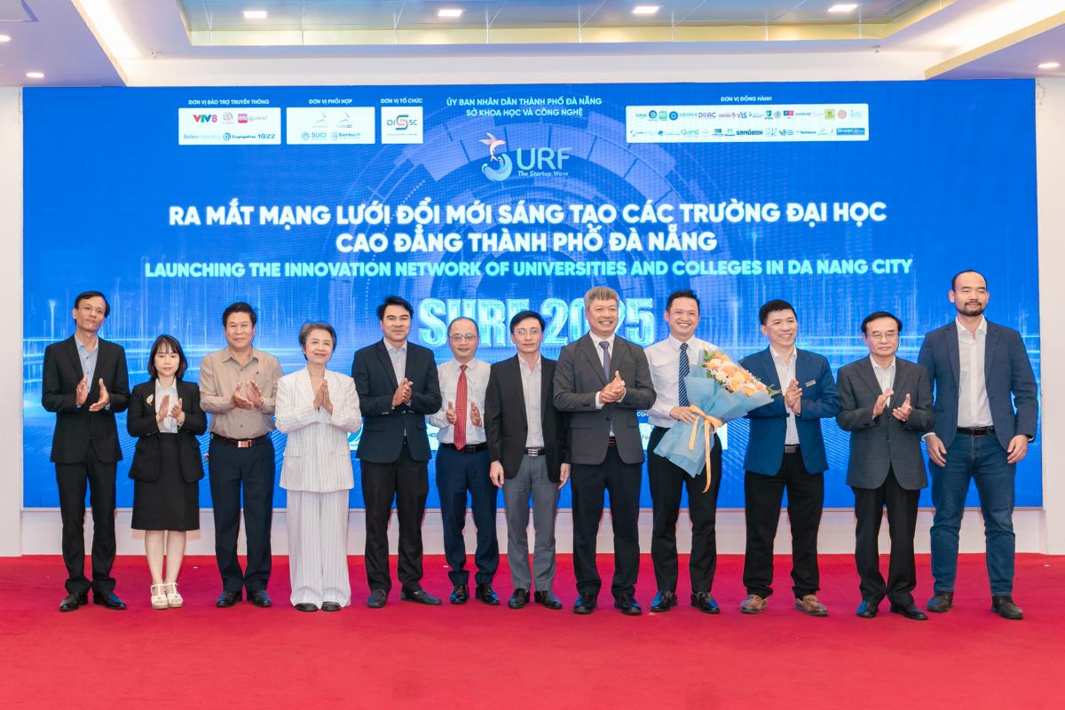 Lãnh đạo TP Đà Nẵng thăm các gian hàng tại SURF 2025.