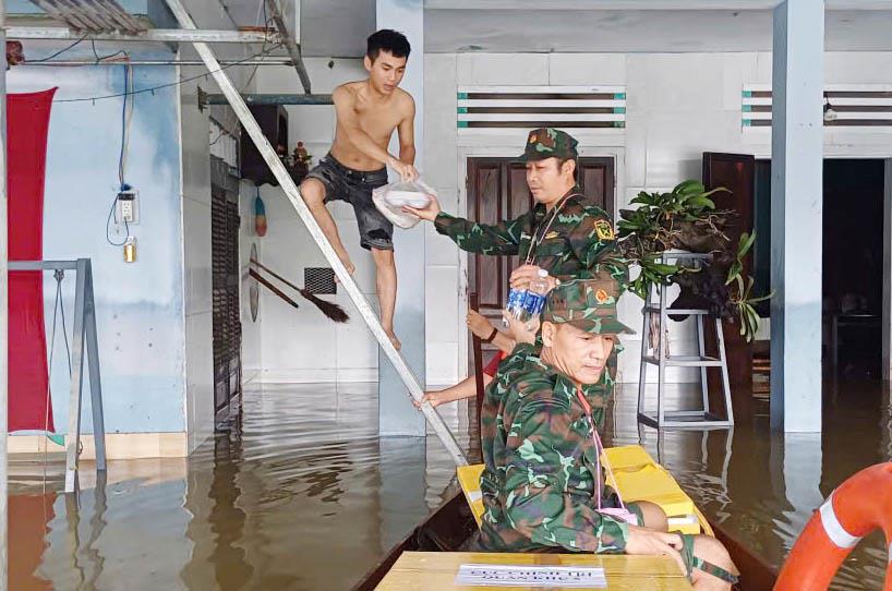 Những suất cơm thấm tình quân dân.